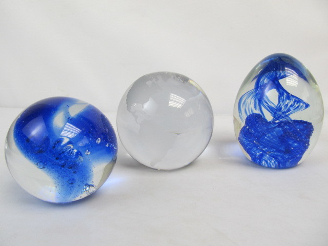 lot 50 image: Lot of 3 Vintage Art Glass Paperweights