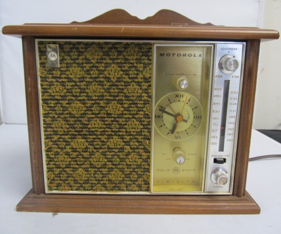 lot 63 image: Working Vintage MOTOROLA TC24ES Clock Radio