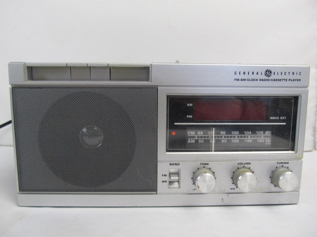 lot 64 image: Working Vintage General Electric 4950-A Clock Radio