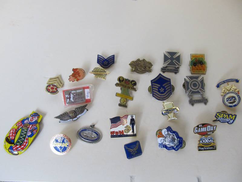 lot 127 image: Lot of Assorted Vintage Pins - Military etc