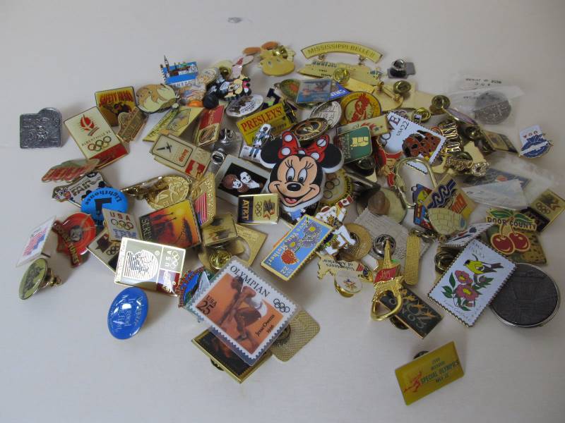 lot 129 image: LARGE Lot of Assorted Vintage etc Pins 
