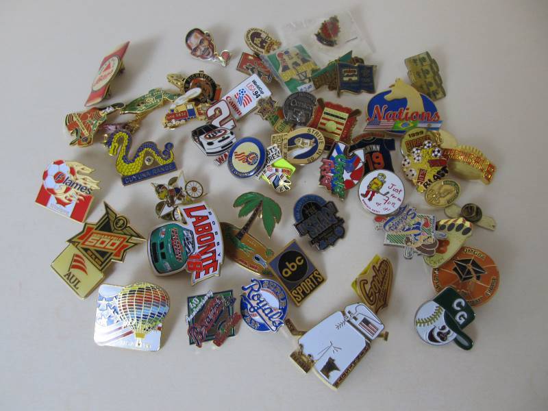 lot 130 image: Lot of Assorted Vintage etc Pins 