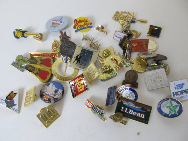 lot 132 image: Lot of Assorted Vintage etc Pins 