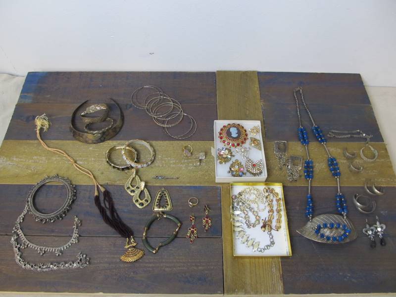 lot 148 image: Lot of Assorted Vintage etc Jewelry