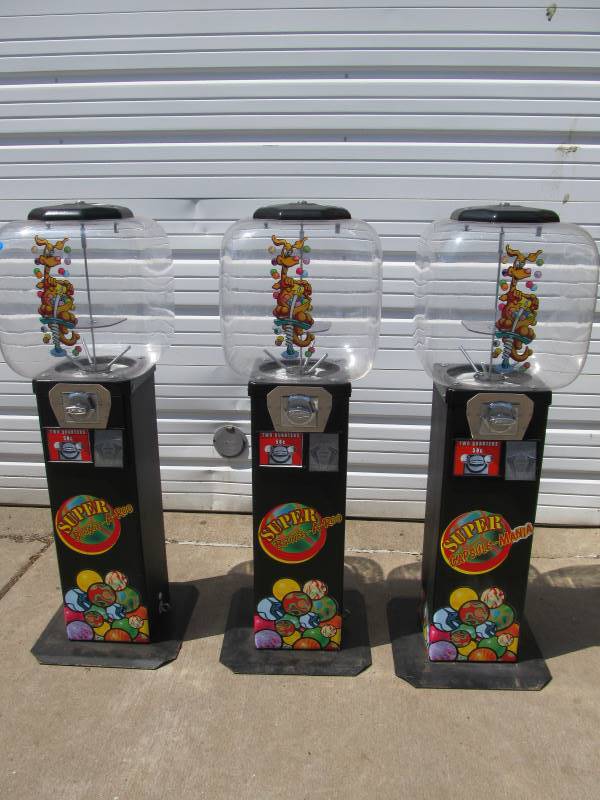 lot 153 image: Set of 3 of Vending Machines wKey