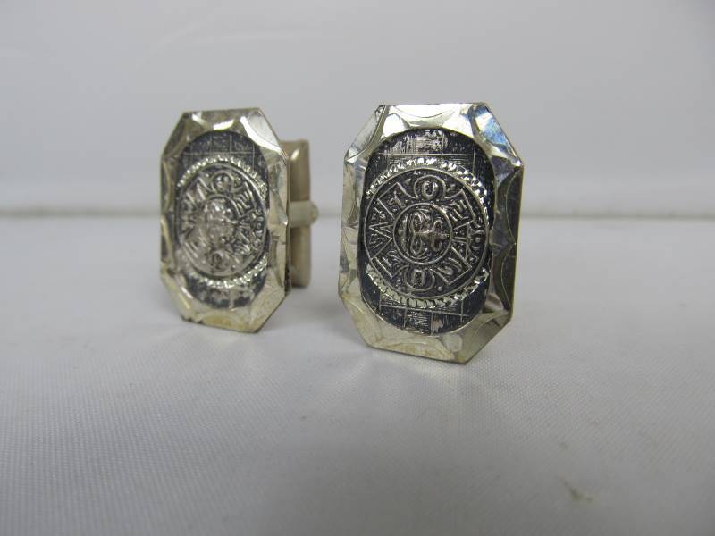lot 157 image: Signed Vintage Mexican Sterling Silver Cufflinks