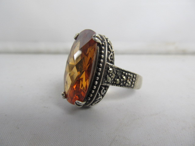 lot 20 image: Vintage Sterling Silver Ring w Large Amber Stone
