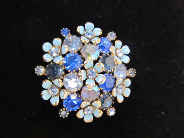 lot 22 image: Signed Vintage WEISS Enamel & Rhinestone Brooch
