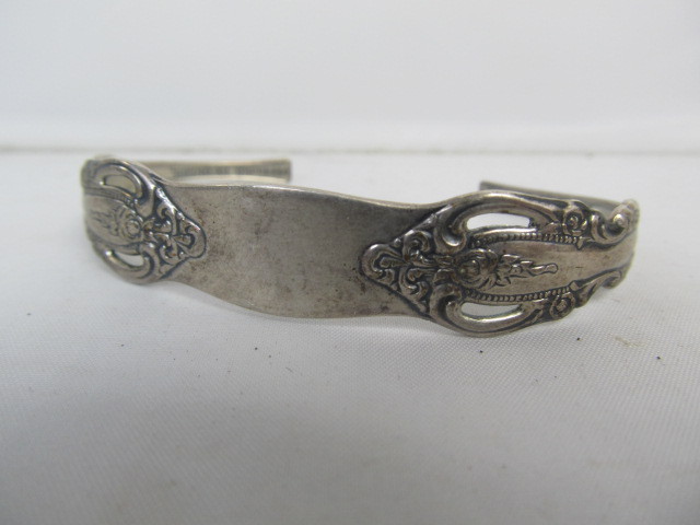 lot 23 image: Vintage Signed Oneida Sterling Silver Cuff Bracelet