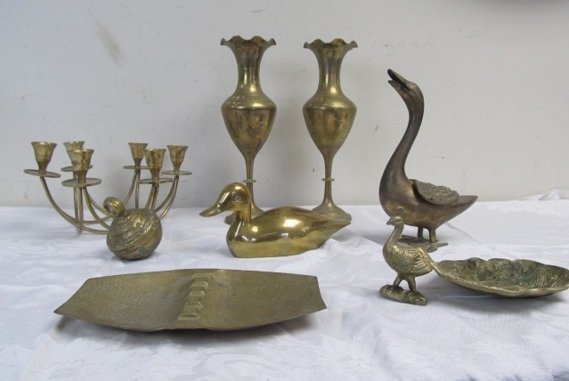 lot 27 image: Nice Lot of Vintage Solid Brass Pieces