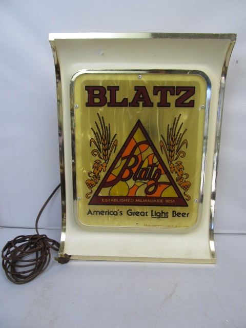 lot 67 image: Working Vintage BLATZ Lighted Beer Sign