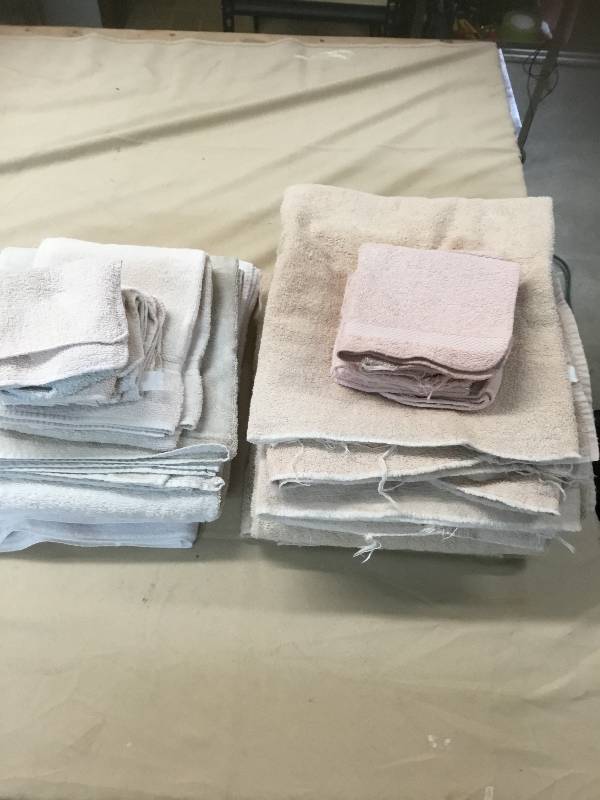 9 Bathroom Towels and 13 Wash Cloths - White and Tan