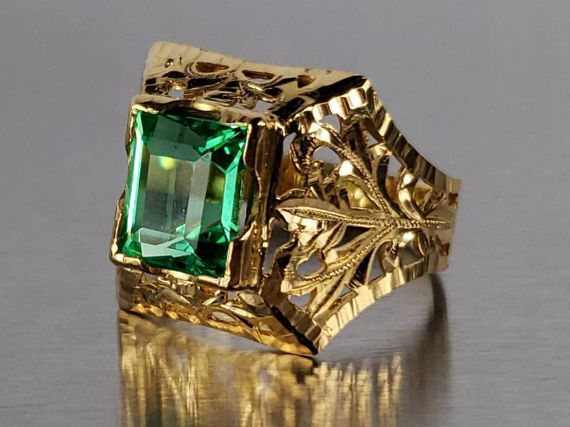 lot 15 image: Emerald Estate Ring in 22k Gold