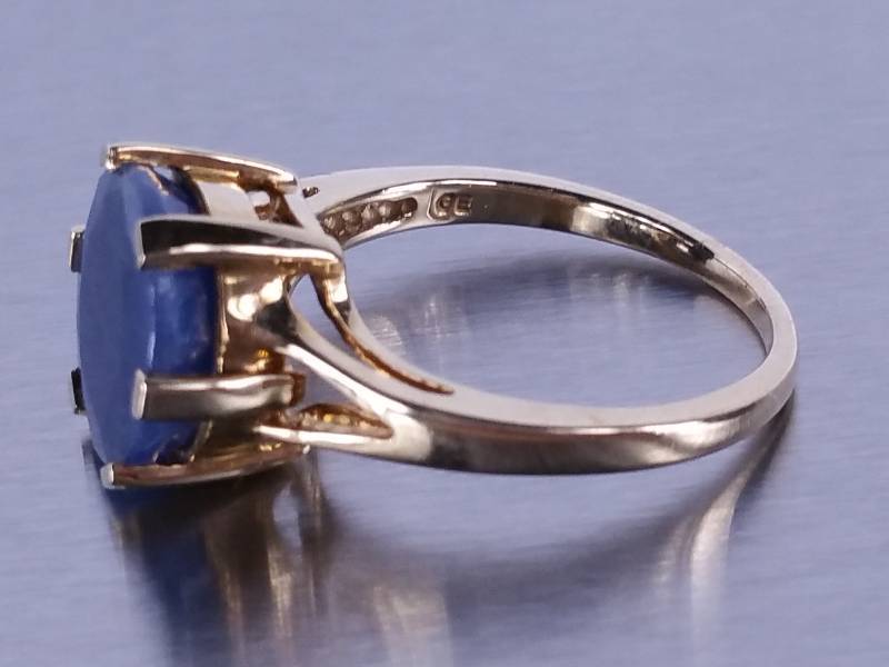 lot 39 image: 2ct Natural Sapphire Ring in Yellow Gold