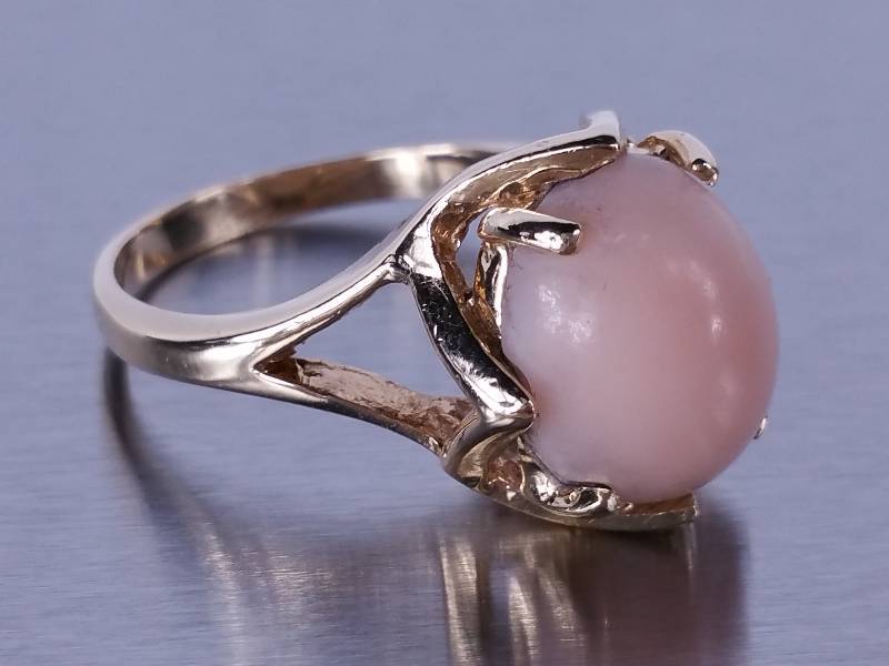 lot 68 image: Pink Coral Estate Ring in 14k Gold