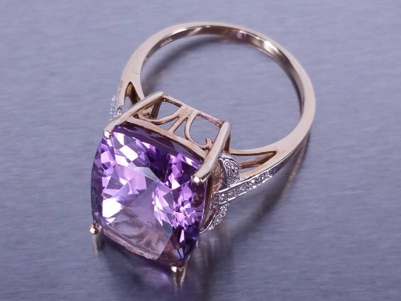 lot 69 image: 20ct Amethyst and Diamond Ring in Yellow Gold