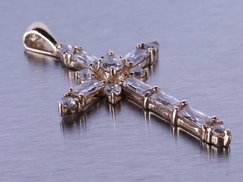 lot 70 image: Elegant Cross in Yellow Gold