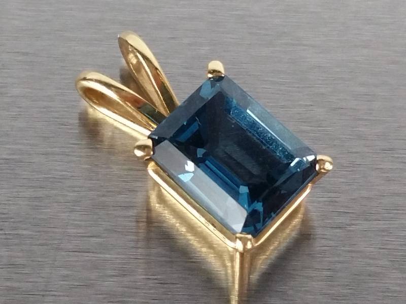 lot 79 image: London Blue Topaz 14k Gold Pendant