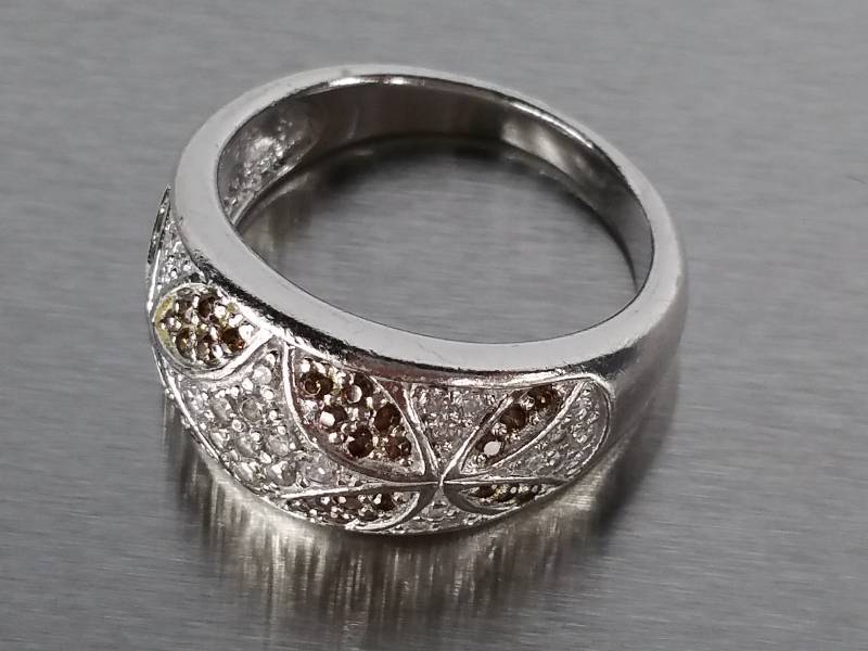 lot 82 image: White and Chocolate Diamond Estate Ring