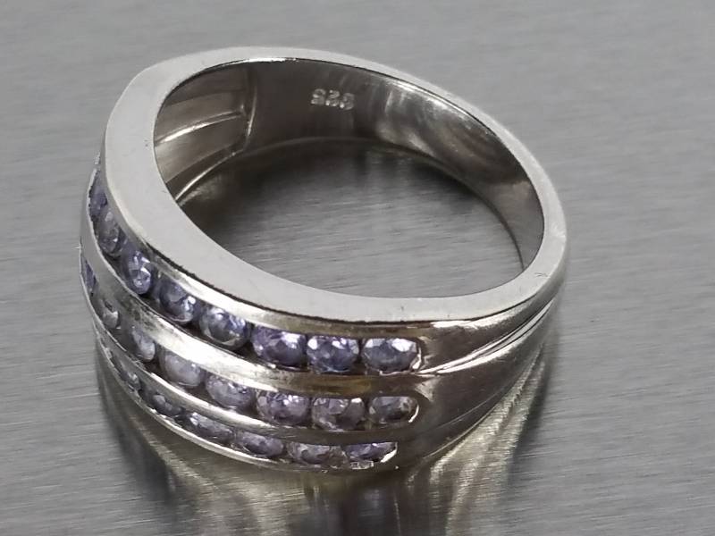 lot 87 image: Natural Tanzanite Estate Ring