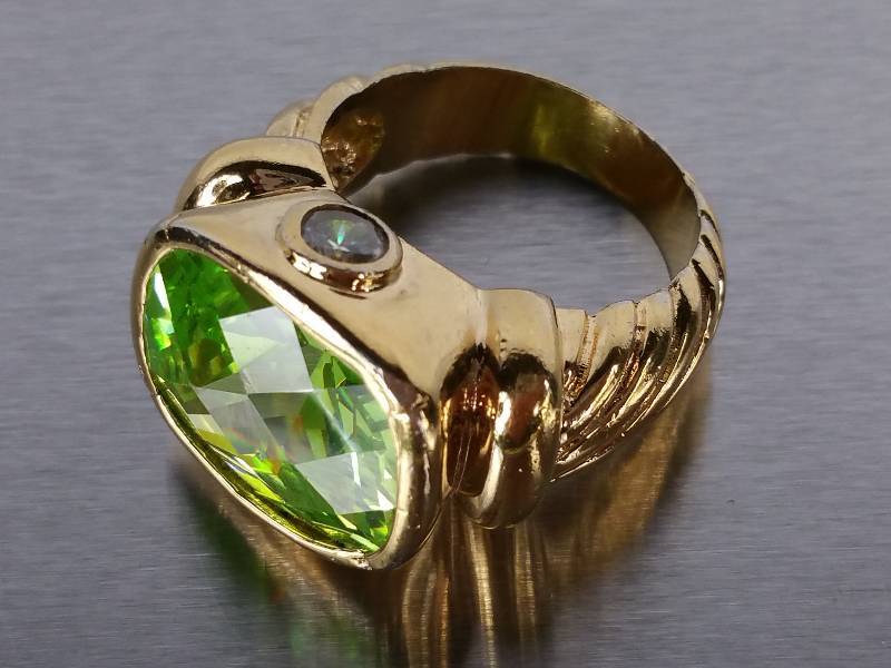 lot 88 image: 20ct Green Sapphire Estate Ring