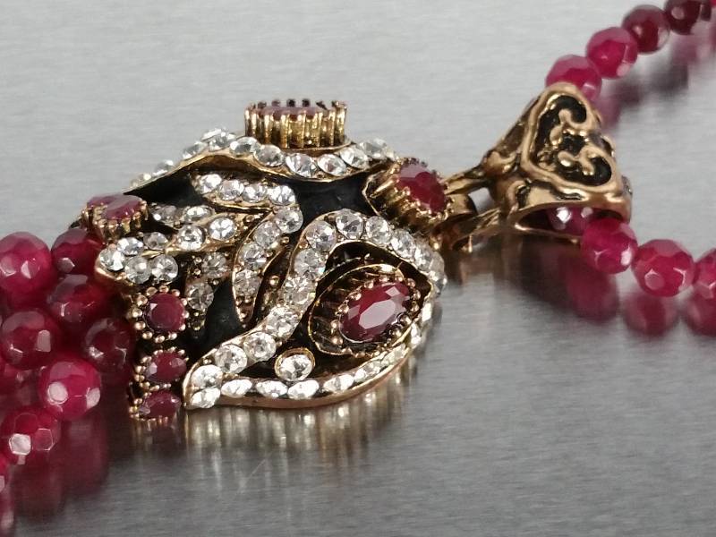 lot 90 image: Unique Red Glass Beaded Designer Necklace