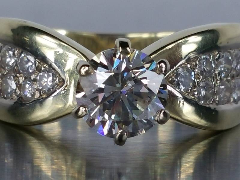 lot 1 image: Brilliant Diamond Ring in 14k Yellow Gold - $9750 Retail