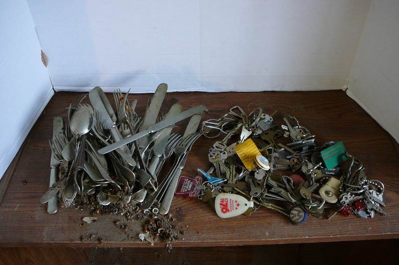 lot 26 image: Lot of Silverware & Old Keys