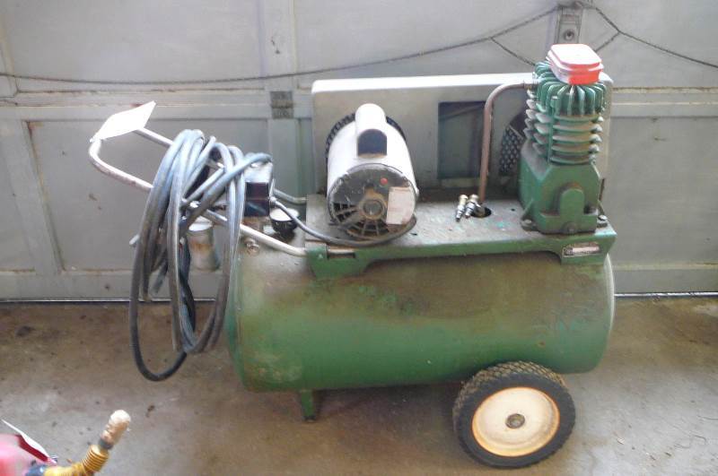 lot 75 image: Air Compressor Campell Hausfeld Works