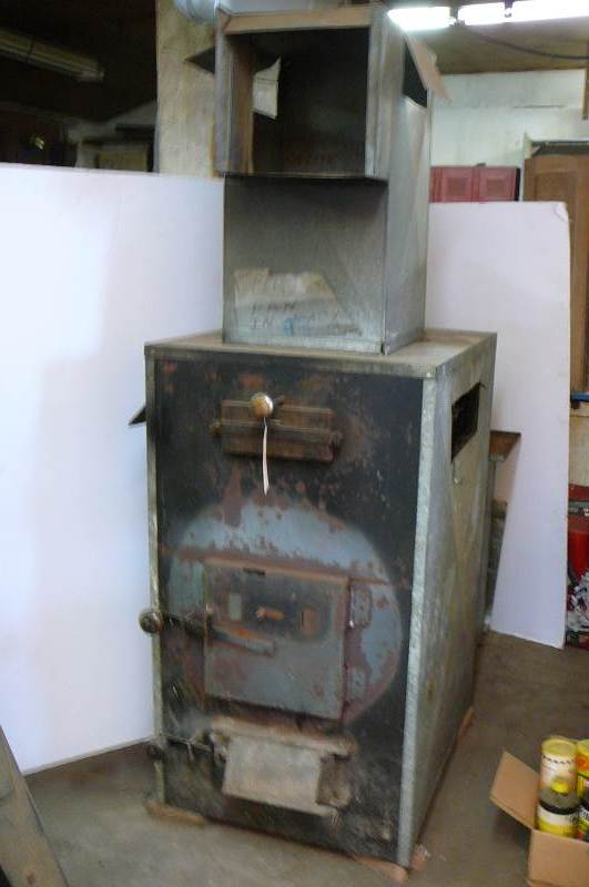 lot 87 image: Woodstove with blower, stovepipe Buyer must Remove, Bring your own help