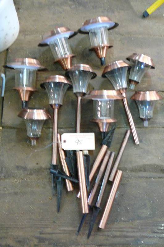 lot 95 image: 10 Solar lights 4-large, 6 medium