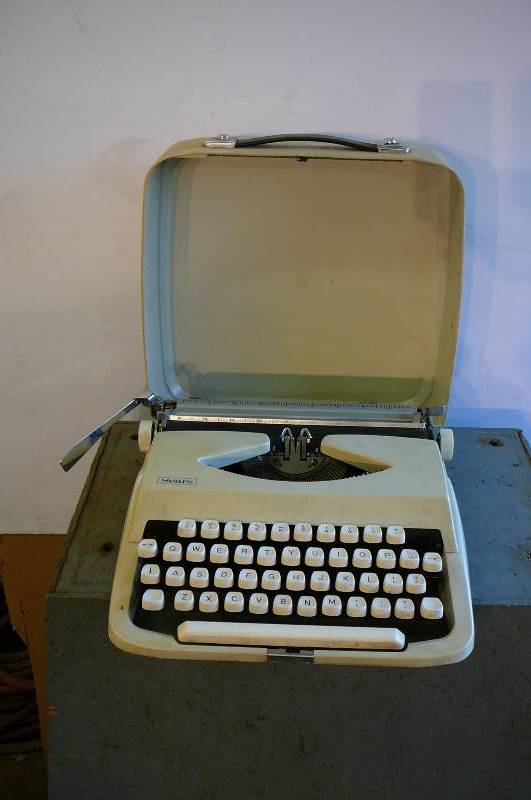 lot 101 image: Sears vintage typerwriter works