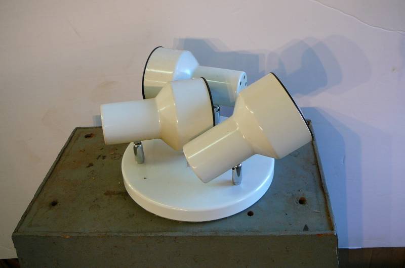 lot 102 image: 3 Bulb ceiling light works