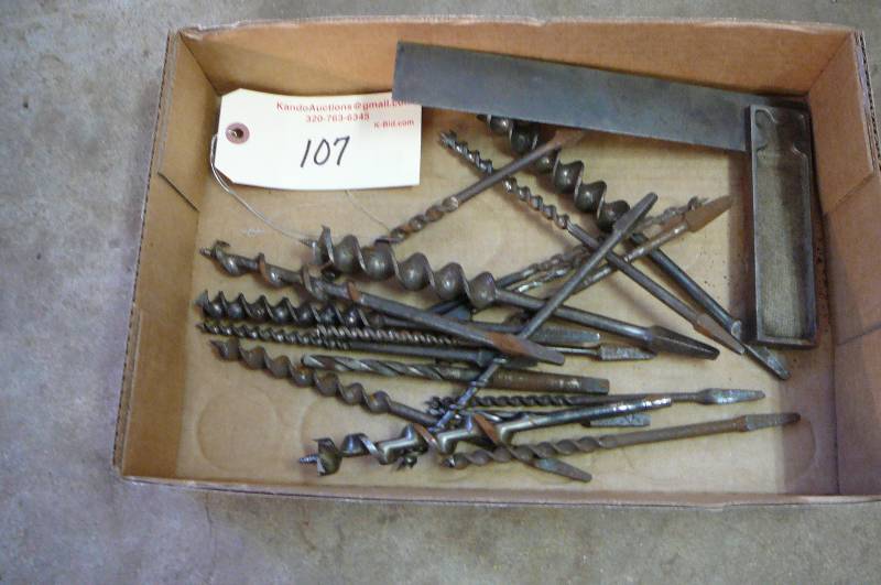 lot 107 image: Square, lot of wood bits