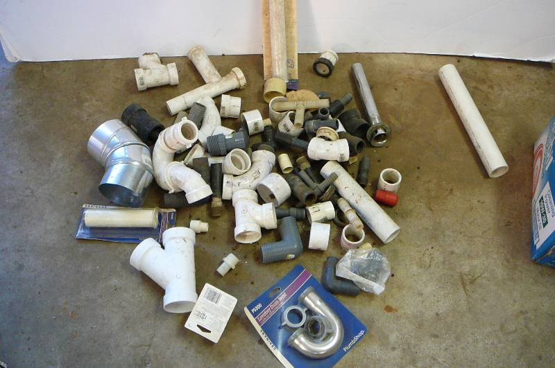 lot 104 image: Large lot of plumbing fittings