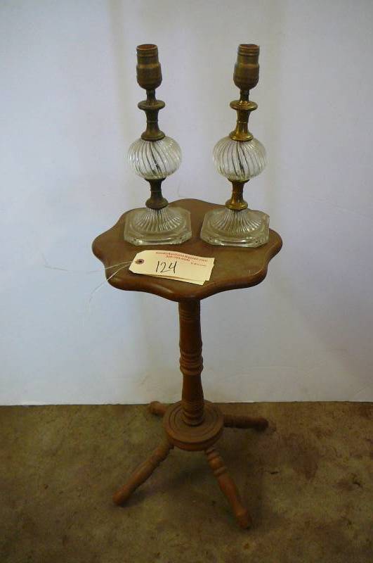 lot 124 image: 2 Lamps glass and brass 12 takk, 1 small wooden table 23 tall