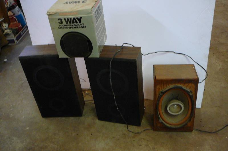 lot 136 image: Speakers, Sparkmatic 3 way door, deck mount stereo speakers,set, 3 wooden speakers