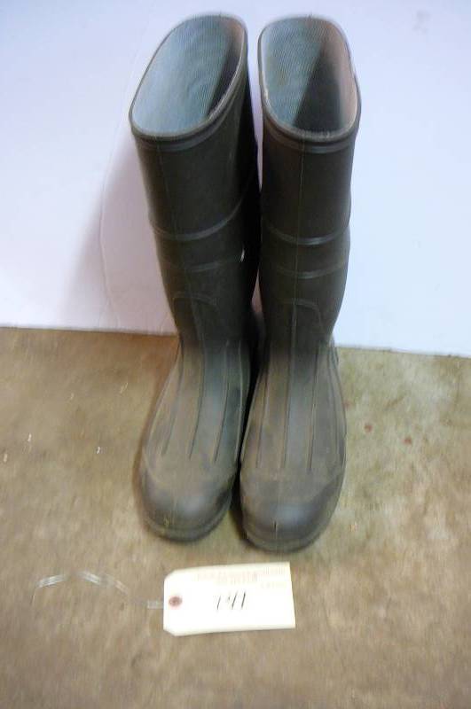 lot 141 image: Servus work boots like new size 9