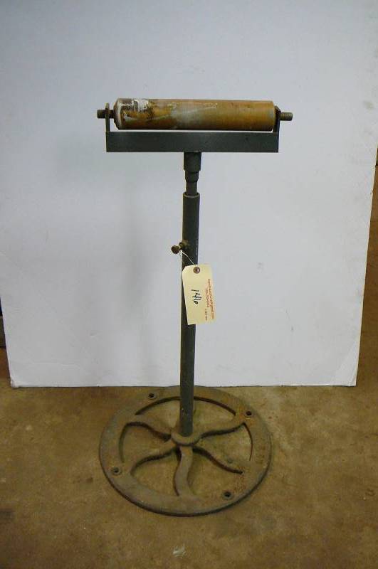 lot 146 image: Adjustable support roller
