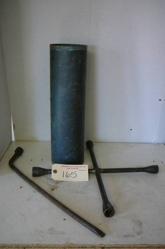 lot 165 image: Tire Irons, Pipe