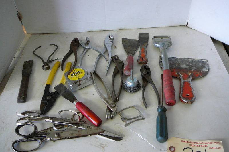 lot 201 image: Hand tools