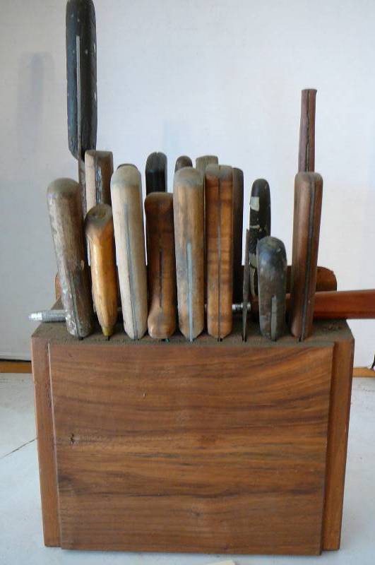 lot 226 image: Knives & Knife Block