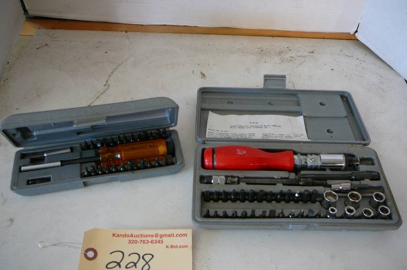 lot 228 image: Screw Driver Set