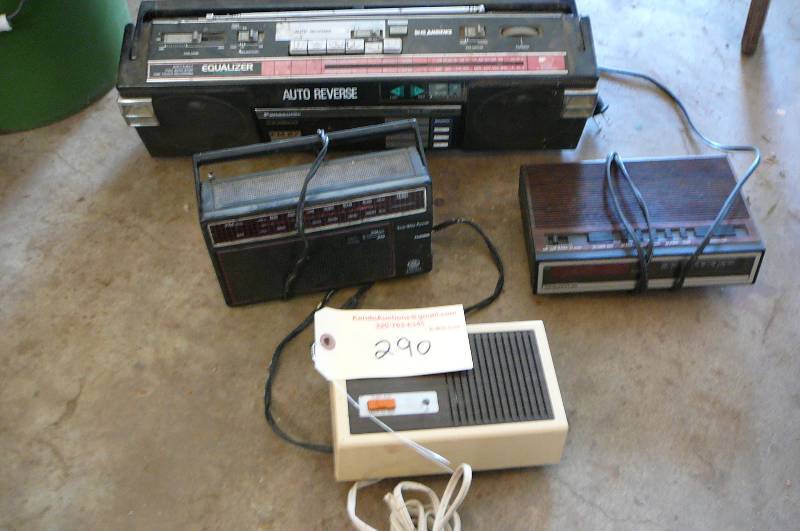 lot 290 image: Radios, Clocks