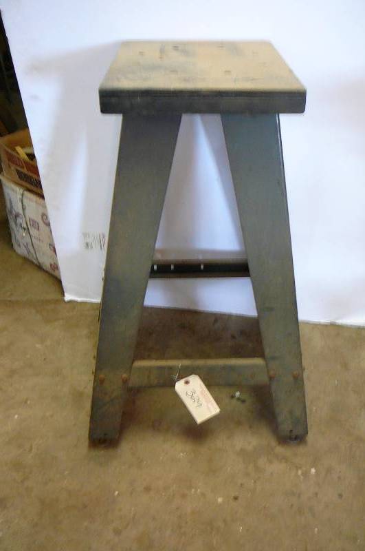 lot 329 image: Metal Stand
