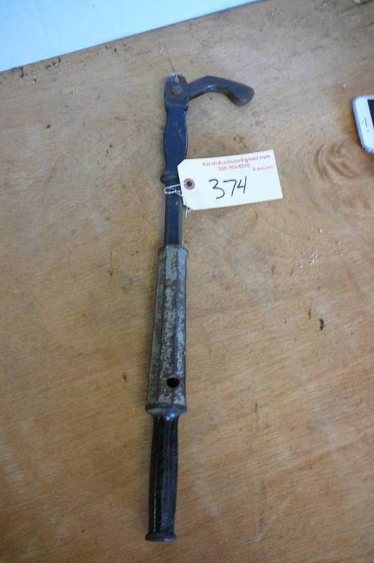 lot 374 image: Nail Puller
