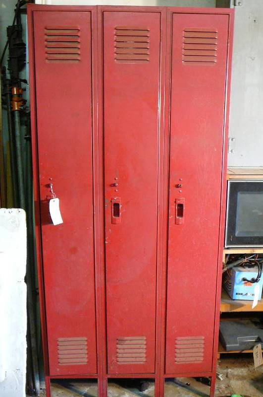 lot 406 image: 3 Door Locker Cabinet