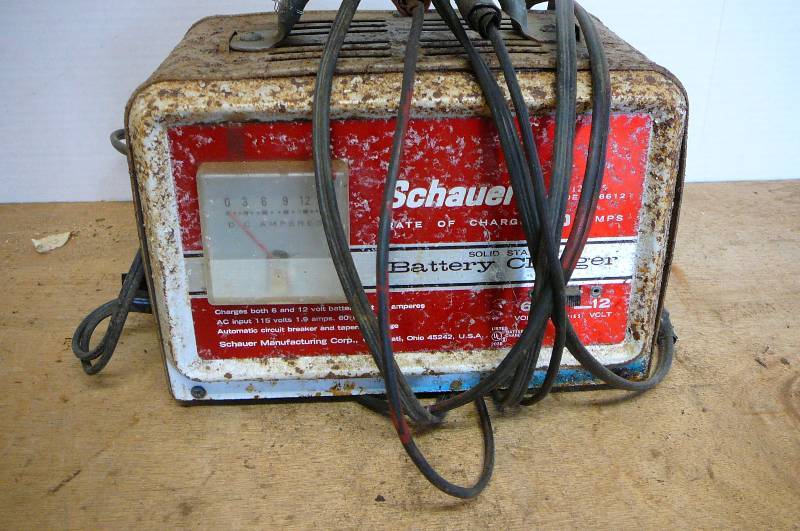 lot 431 image: Battery Charger