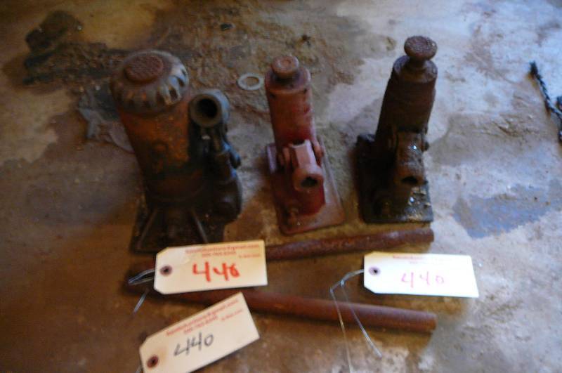 lot 440 image: Hydraulic Jacks