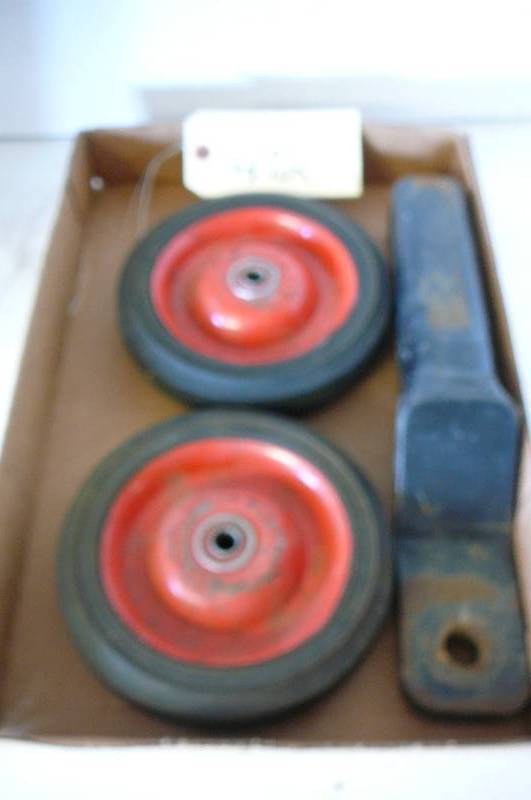 lot 472 image: Receiver Hitch & Wagon Tires